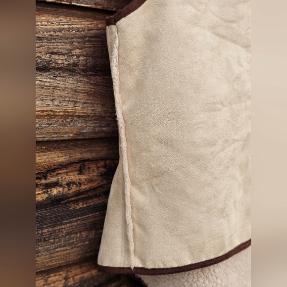 Gibson Latimer Fall Faux Suede & Sherpa Lined Tan/Cream Asymmetrical Flowy Vest - Picture 13 of 16